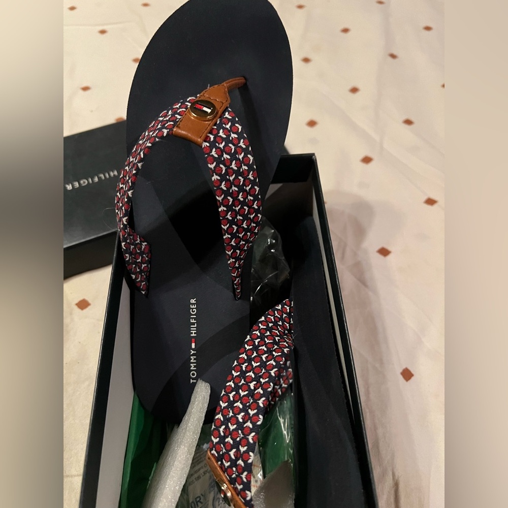 Tommy Hilfiger size 8 sandals women